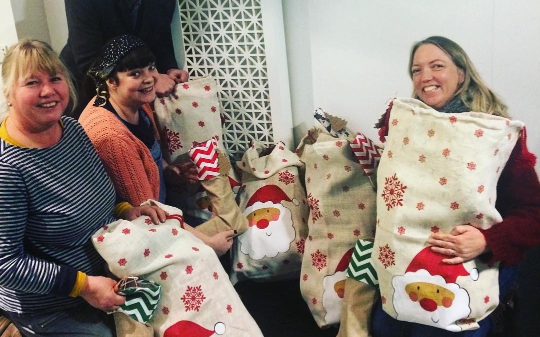 Day 19: That’s a wrap! Our lovely volunteers are hard at work, wrapping gifts for care leavers this Christmas. The @lemnsissayfoundation is organising a special Christmas with delicious food and lots of pressies for Care Leavers this year. Read more about it on their blog!
#nineteen #nineteenthday #advent #lemnsissay #christmas #careleavers #christmaspresents #presents #gifts #wrapping #christmas2017 #xmas #festive #support #care #christmasdinner2017 #project #themarlowe #theatre #spreadthelove