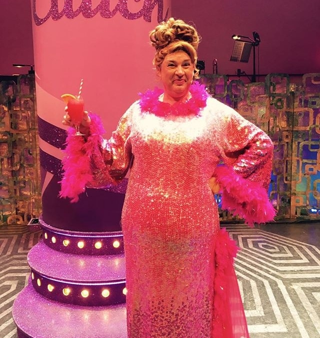 Cheers! Edna (alias Matt Rixon) raises a glass to the Hairspray-themed cocktail chosen by you: a cheeky Tipsy Turnblad! #HairsprayUKTour #getyoursnow