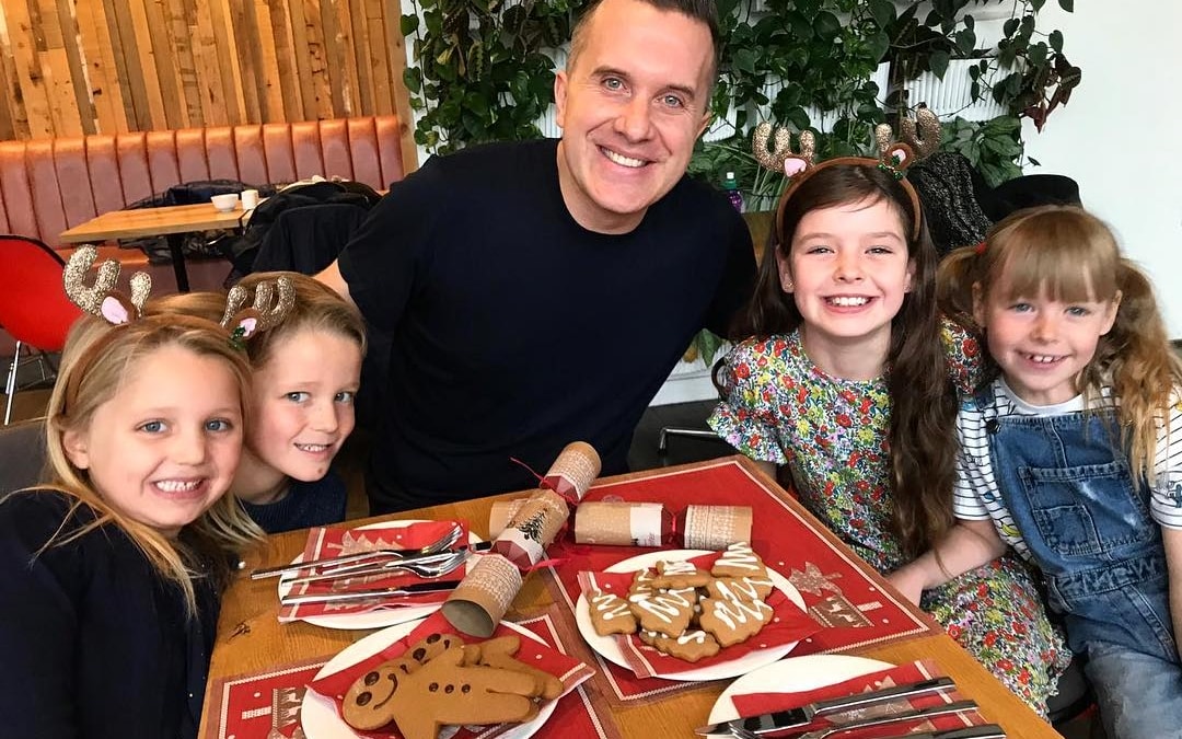 Mister Maker met some mini reviewers this morning, accompanied by Christmas crackers and gingerbread men of course! They chatted all things panto and which @cbeebieshq characters Mister Maker would take with him if he was stranded on a desert island…?
Find out everything in @kent_online’s interview, up next week. 
#marlowe #theatre #canterbury #pantomime #cinderella #review #christmas